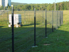 Montáž 3D antracitových plotových panelů na jeklové sloupky do betonu a na kulaté sloupky do vrutů – Kaznějov Montáž 3D antracitových plotových panelů na jeklové sloupky do betonu a na kulaté sloupky do vrutů – Kaznějov